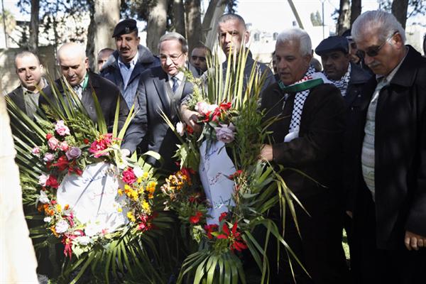 فعاليات نابلس تزور مقبرة الشهداء العراقيين